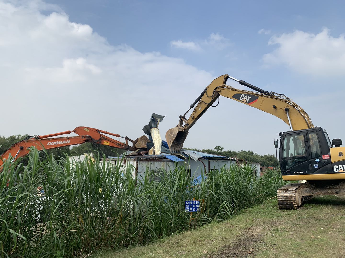 長沙街道出動大型機械拆除沿河違建.jpg