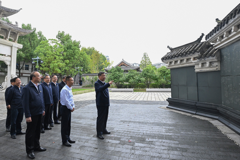 10月17日至18日，中共中央總書記、國家主席、中央軍委主席習近平在安徽考察。這是17日下午，習近平在安慶桐城市六尺巷考察。