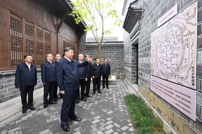 10月17日至18日，中共中央總書記、國家主席、中央軍委主席習近平在安徽考察。這是17日下午，習近平在安慶桐城市六尺巷考察。