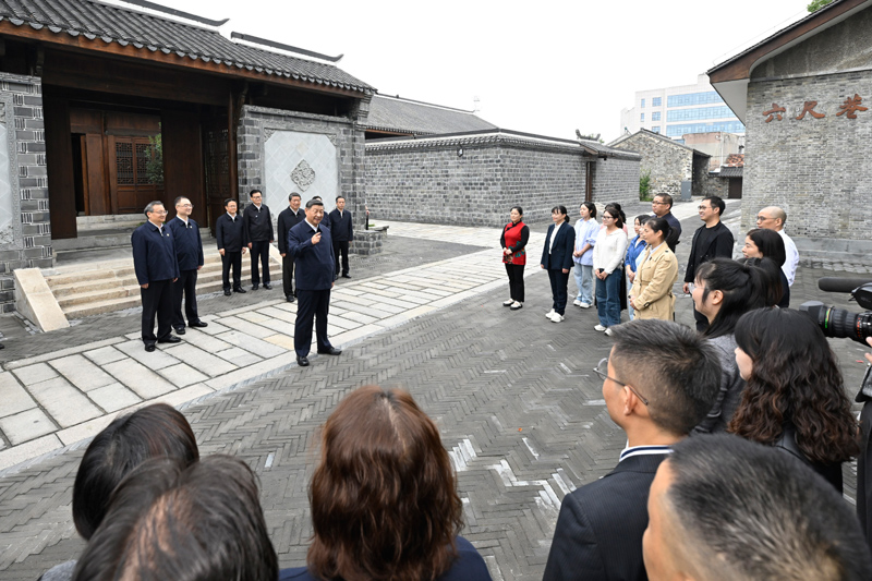 10月17日至18日，中共中央總書記、國家主席、中央軍委主席習近平在安徽考察。這是17日下午，習近平在安慶桐城市六尺巷考察時，同當?shù)鼐用窈陀慰陀H切交流。